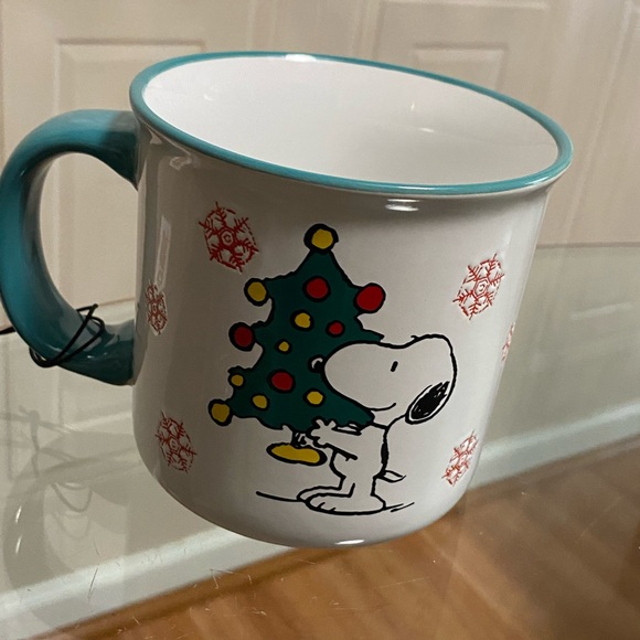 2024 Peanuts Snoopy & Christmas Tree Snowflakes Happy Holidays 21 oz Mug NWT! - Picture 5 of 6